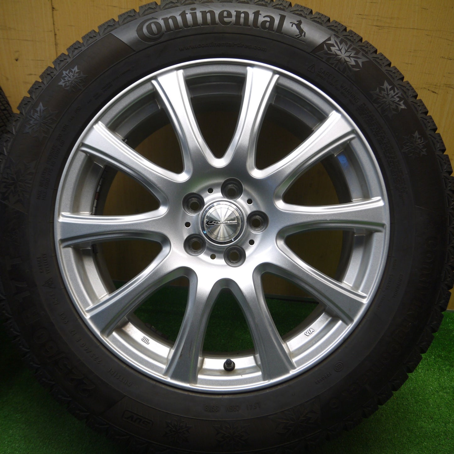 [送料無料] バリ溝！キレイ！8.5分★フォレスター XV 等 225/60R17 スタッドレス コンチネンタル コンチバイキング コンタクト6 LAUFBAHN 17インチ PCD100/5H★4122002Hス