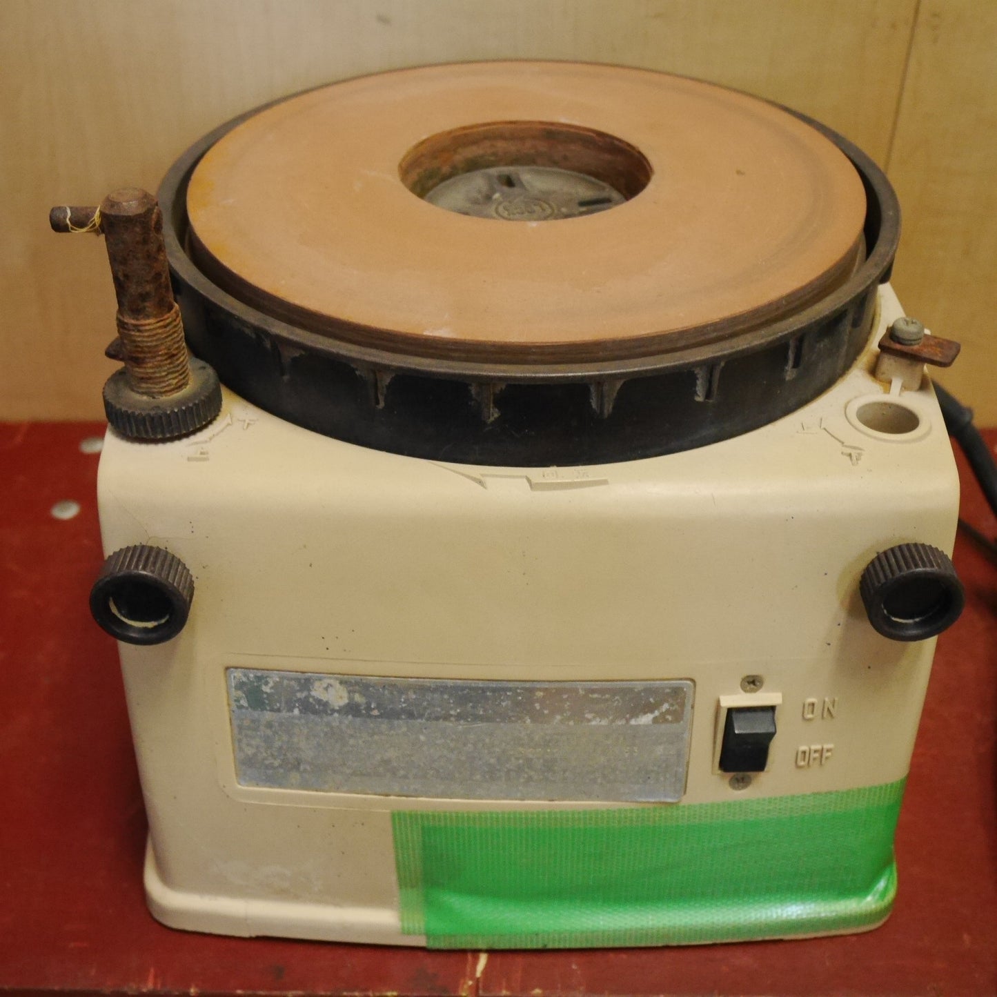 [送料無料] ☆マキタ 刃物 研磨機 9820-1 研摩機 刃物 研ぎ機 makita 100V 電動 工具 鋏 ハサミ 包丁☆