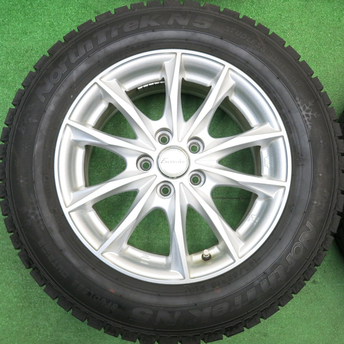バリ溝！23年！キレイ！9.5分以上★プリウス 等 195/65R15 スタッドレス オートバックス ノーストレック N5 Exceeder エクシーダー 15インチ PCD100/5H★5112903HAス