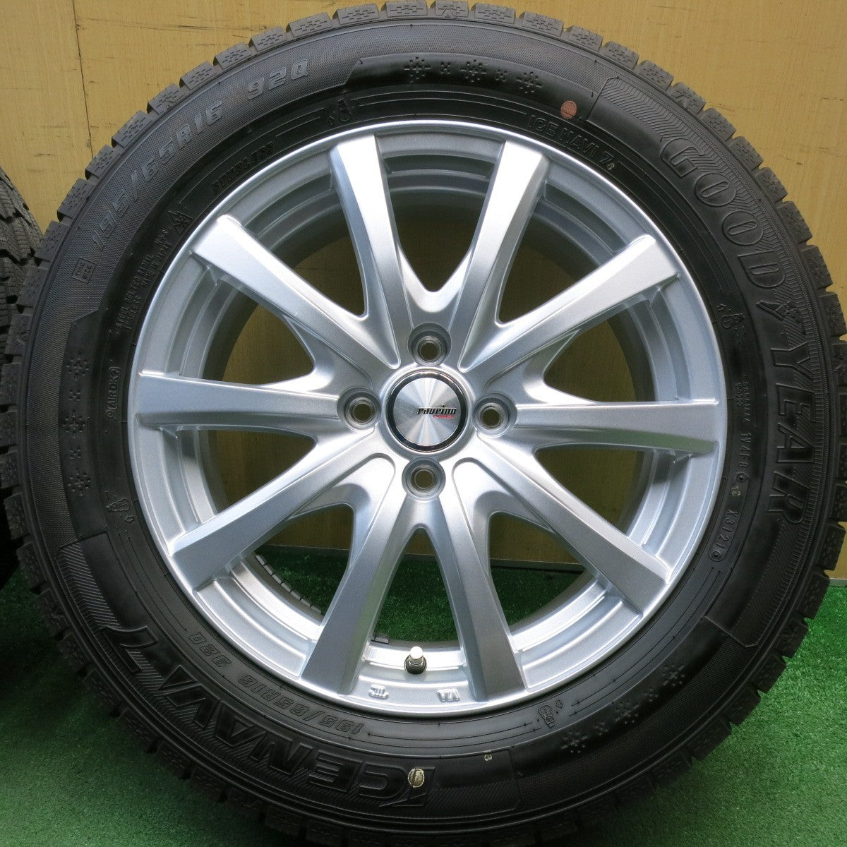 バリ溝！キレイ！9.5分★スタッドレス 195/65R16 グッドイヤー アイスナビ7 ravrion RS01 ラブリオン 16インチ PCD100/4H★6032906HAス