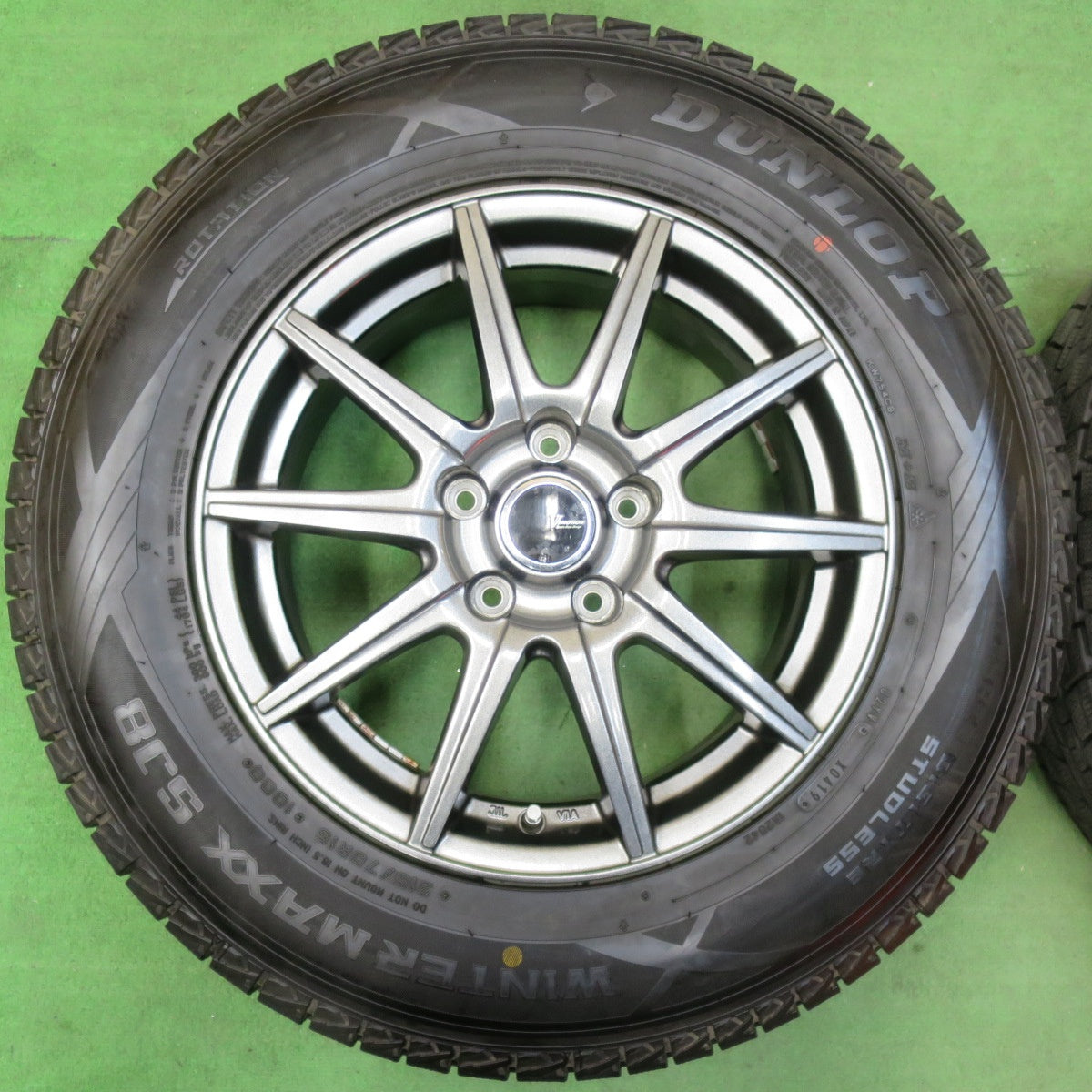 [送料無料] バリ溝！キレイ！9.5分以上★スタッドレス 215/70R16 ダンロップ ウインターマックス SJ8 VEMOTION 16インチ PCD114.3/5H★4120607イス