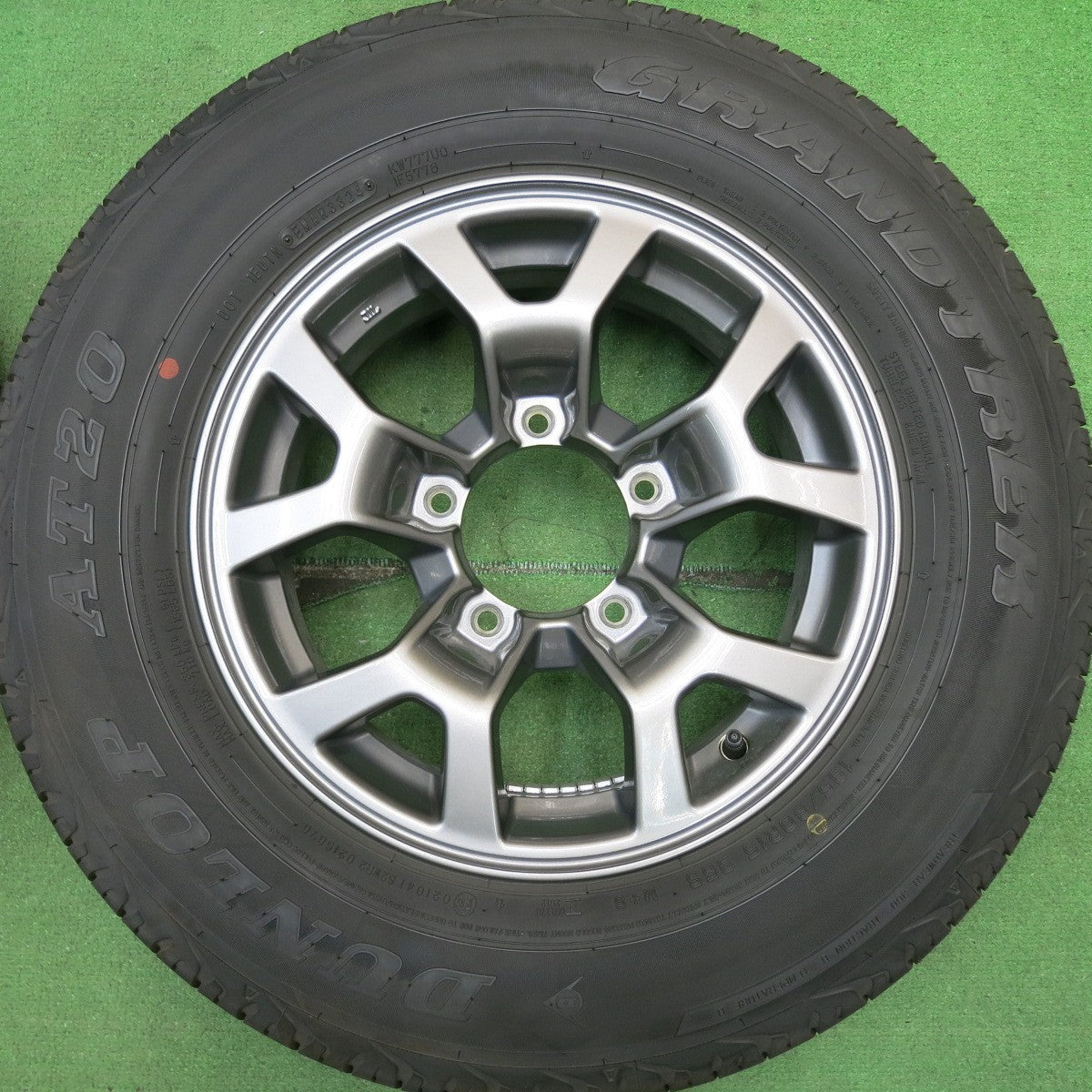 バリ溝！24年！キレイ！8.5分★スズキ JB74Ｗ ジムニー シエラ 純正 195/80R15 ダンロップ AT20 グラントレック 15インチ PCD139.7/5H★5062207HAノ