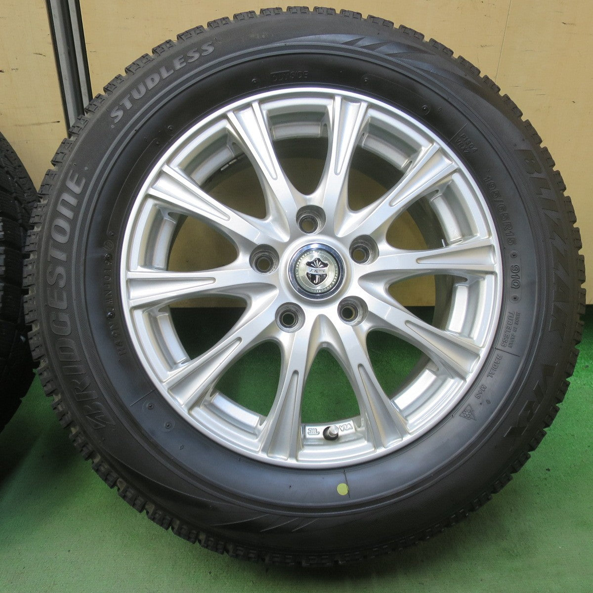 バリ溝！キレイ！8.5分★スタッドレス 195/65R15 ブリヂストン ブリザック VRX JOKER ジョーカー 15インチ PCD114.3/5H★6051307イス