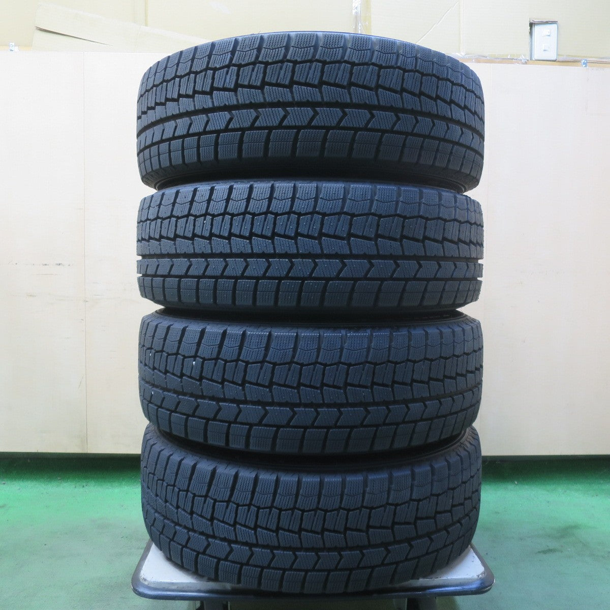 ほぼ未使用！22年！キレイ◎スタッドレス 205/60R16 ダンロップ ウインターマックス WM02 Fang ファング 16インチ PCD114.3/5H◎6071302イス
