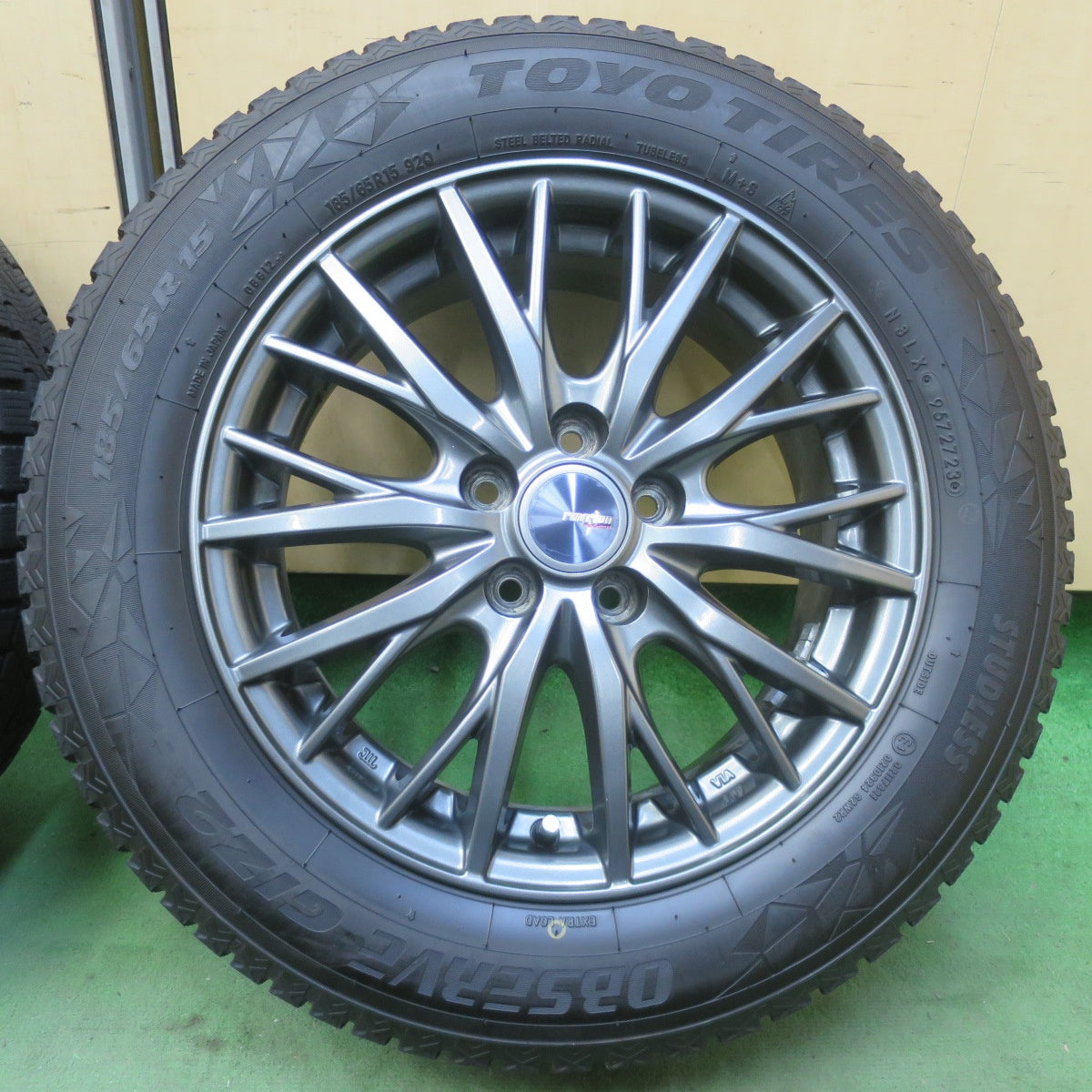 バリ溝！23年！キレイ！9分◎シエンタ 等 185/65R15 スタッドレス トーヨー オブザーブ GIZ2 ravrion RM01 ラブリオン 15インチ PCD100/5H◎6083107イス