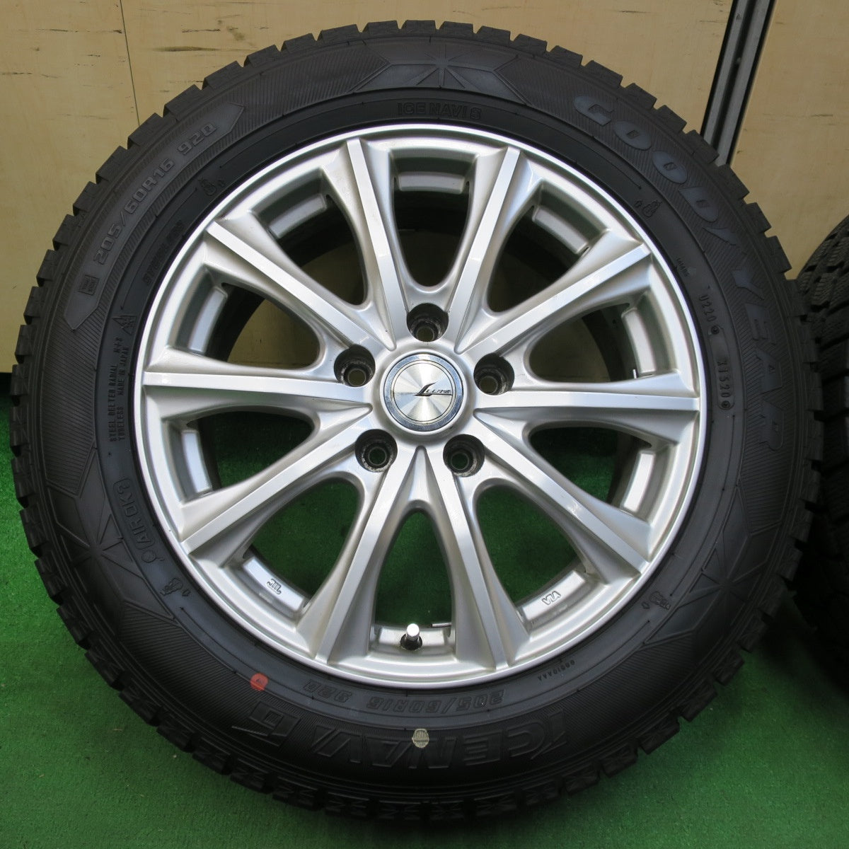 *送料無料* バリ溝！21年！キレイ！9.5分以上★スタッドレス 205/60R16 グッドイヤー アイスナビ7 LUTZ 16インチ PCD114.3/5H★4060902イス