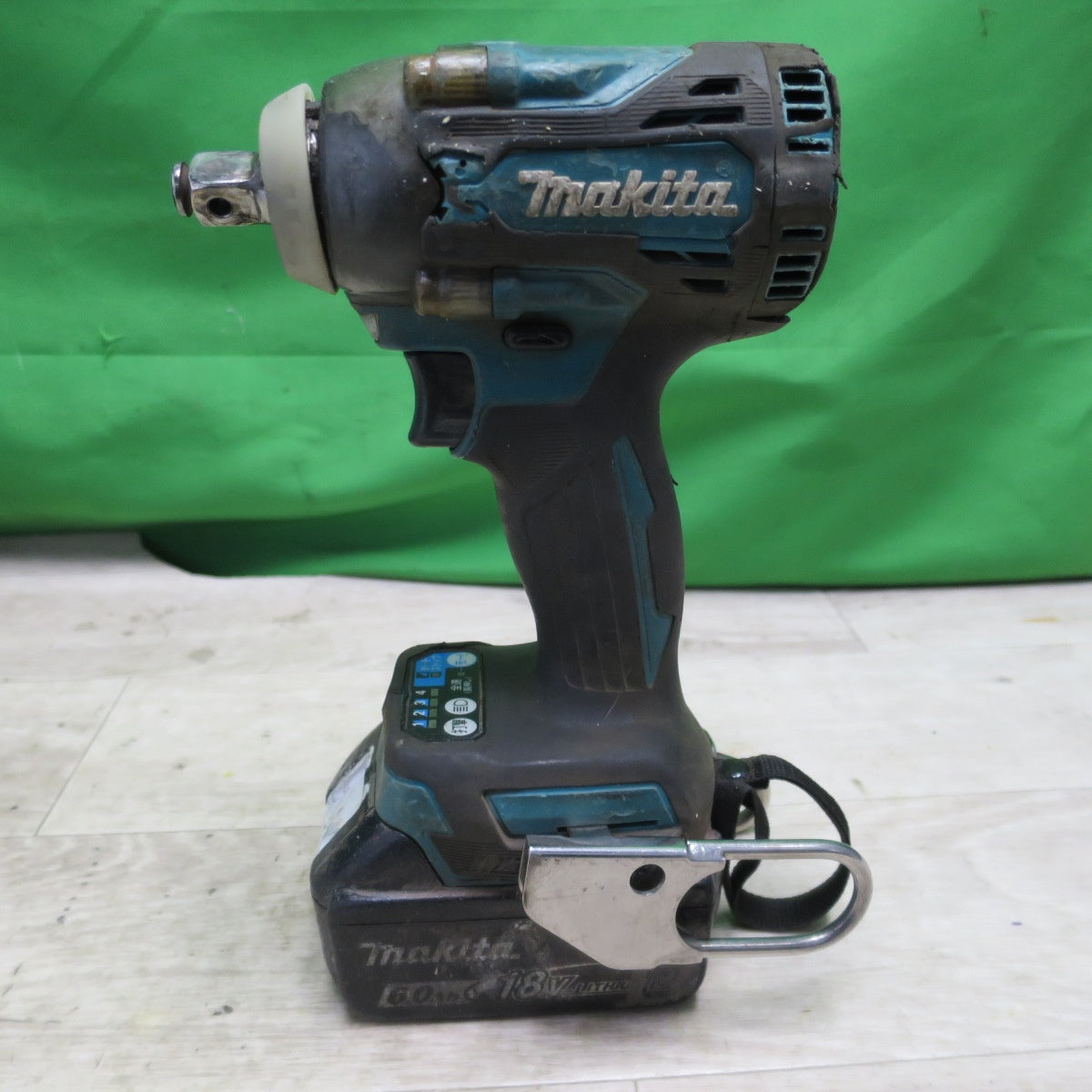 [送料無料] ☆マキタ 充電式 インパクト レンチ 18V TW300D 充電器 バッテリー ケース 付き 電動 工具☆