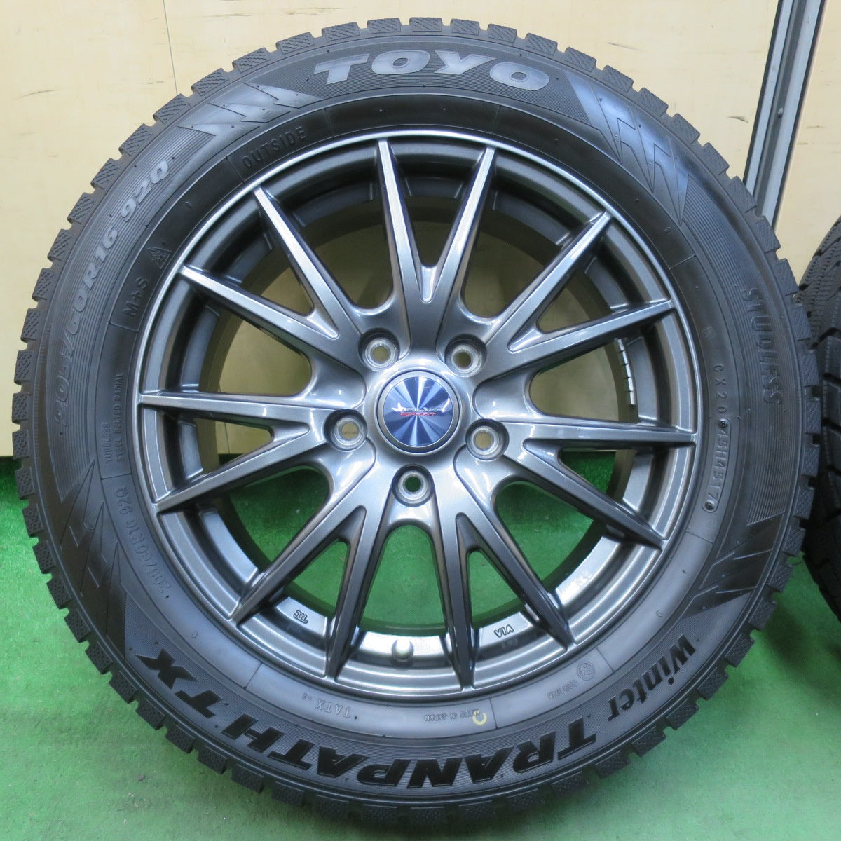 [送料無料] バリ溝！キレイ！9.5分★スタッドレス 205/60R16 トーヨー ウインター トランパス TX VELVA SPORT ヴェルヴァ 16インチ PCD114.3/5H★5033101イス