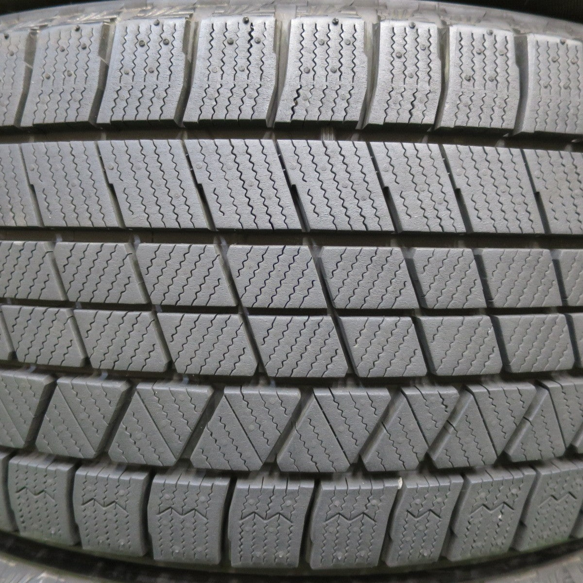 [送料無料] バリ溝！21年！9.5分以上★スタッドレス 245/40R20 ブリヂストン ブリザック VRX3 タイヤ 20インチ アルファード フーガ レクサス等★4112104イスタ