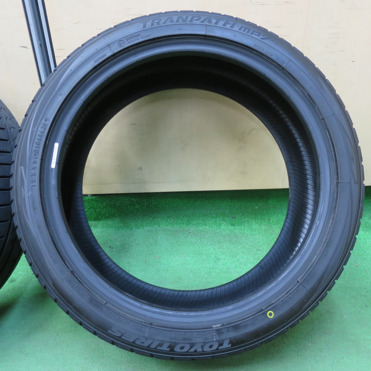 [送料無料] ほぼ新車外し！24年★215/45R18 トーヨー トランパス MP7 タイヤ 18インチ ノア ヴォクシー セレナ 等★5031402イノタ