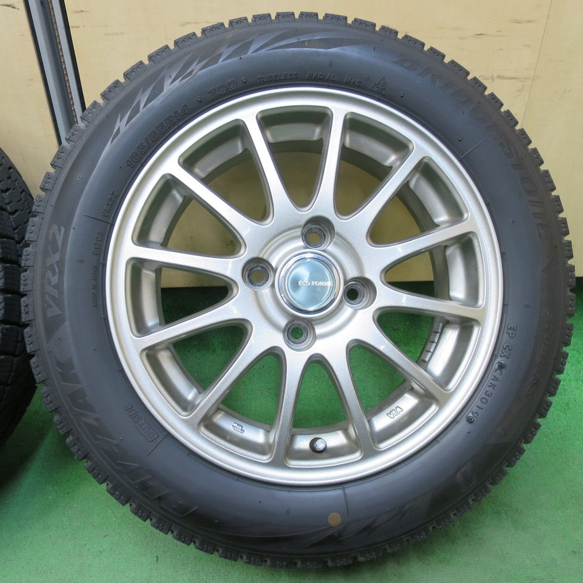 バリ溝！キレイ！8.5分★スタッドレス 165/65R14 ブリヂストン ブリザック VRX2 ECO FORME エコフォルム 14インチ PCD100/4H★5040708イス