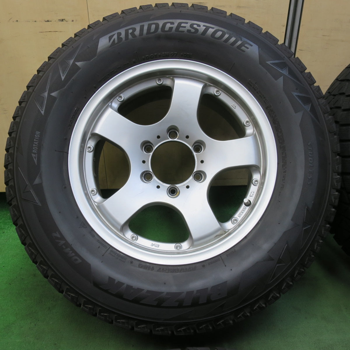 4本価格★スタッドレス 275/65R17 ブリヂストン ブリザック DM-V2 P.T.H PTH 社外 アルミ 17インチ PCD139.7/6H★5101009イス