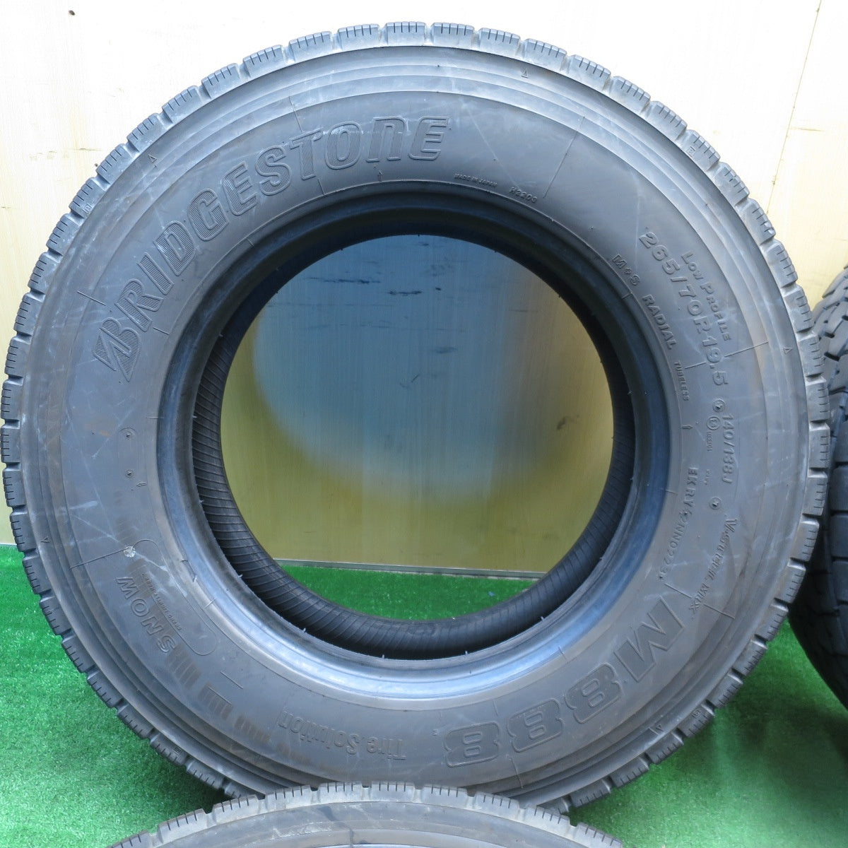 [送料無料] バリ溝！24年！9.5分★トラック タイヤ 265/70R19.5 140/138J ブリヂストン M888 ミックス オールシーズン 19.5インチ★5020104クスタ