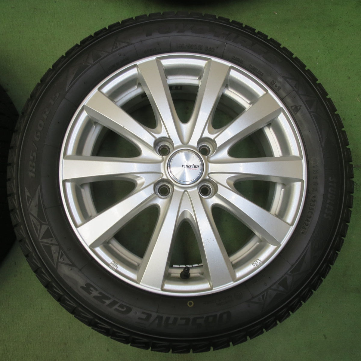 バリ溝！24年！キレイ！ほぼ10分◎スタッドレス 185/60R15 トーヨー オブザーブ GIZ3 ravrion RS01 ラブリオン 15インチ PCD100/4H◎6090909イス
