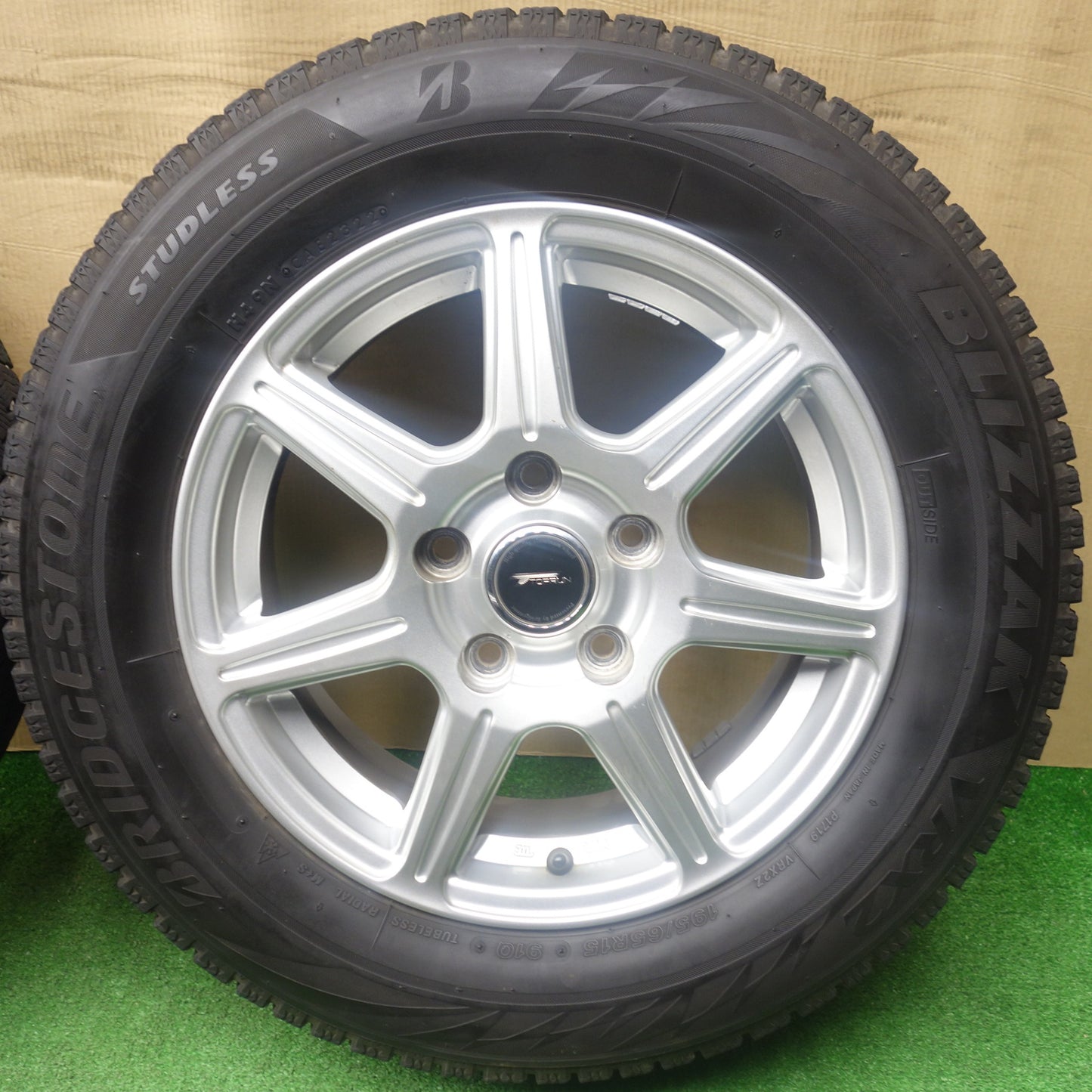 バリ溝！22年！キレイ！9.5分★スタッドレス 195/65R15 ブリヂストン ブリザック VRX2 TOPRUN トップラン 15インチ PCD114.3/5H★6012602KTス