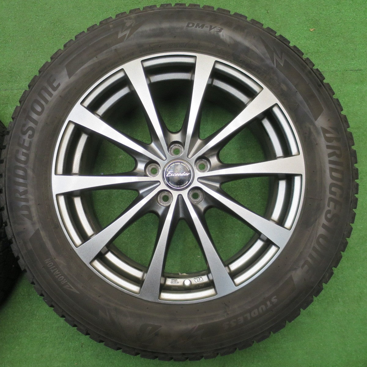 バリ溝！キレイ！9分★フォレスター XV 等 225/60R17 スタッドレス ブリヂストン ブリザック DM-V3 Exceeder エクシーダー 17インチ PCD100/5H★5121805NJス