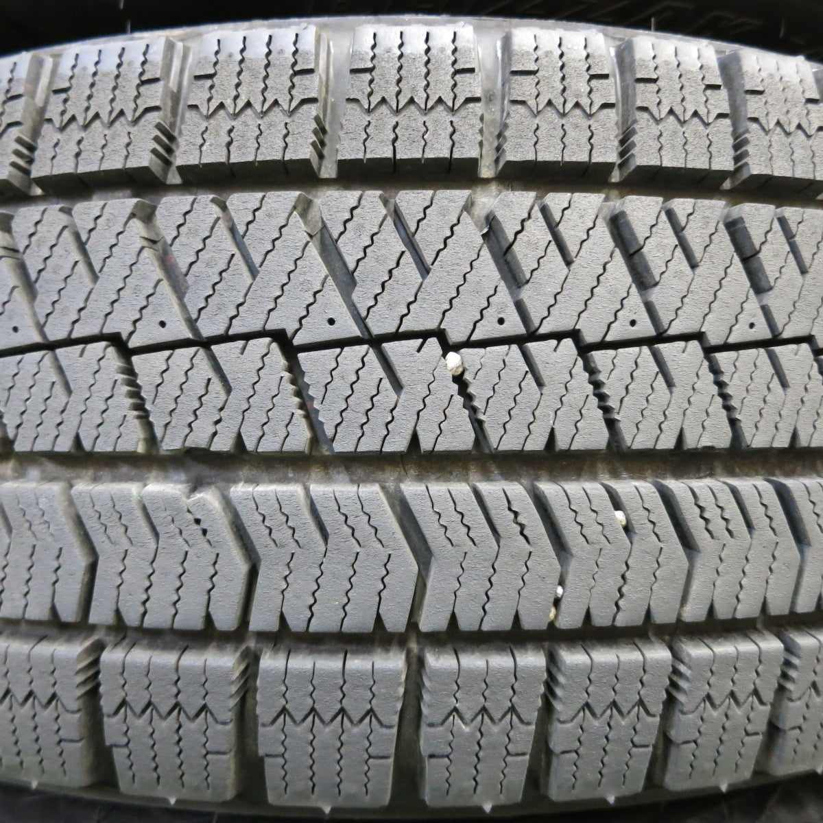 *送料無料* バリ溝！21年！キレイ！9.5分以上★スタッドレス 195/65R15 ブリヂストン ブリザック VRX2 LEBEN レーベン 15インチ PCD114.3/5H★4041104イス