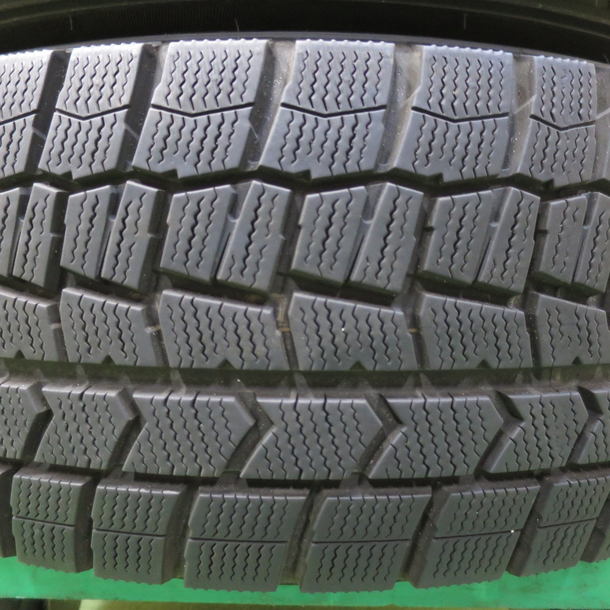 バリ溝！22年！キレイ！9.5分★スタッドレス 215/60R16 ダンロップ ウインターマックス WM02 DUFACT デュファクト 16インチ PCD114.3/5H★5043004イス