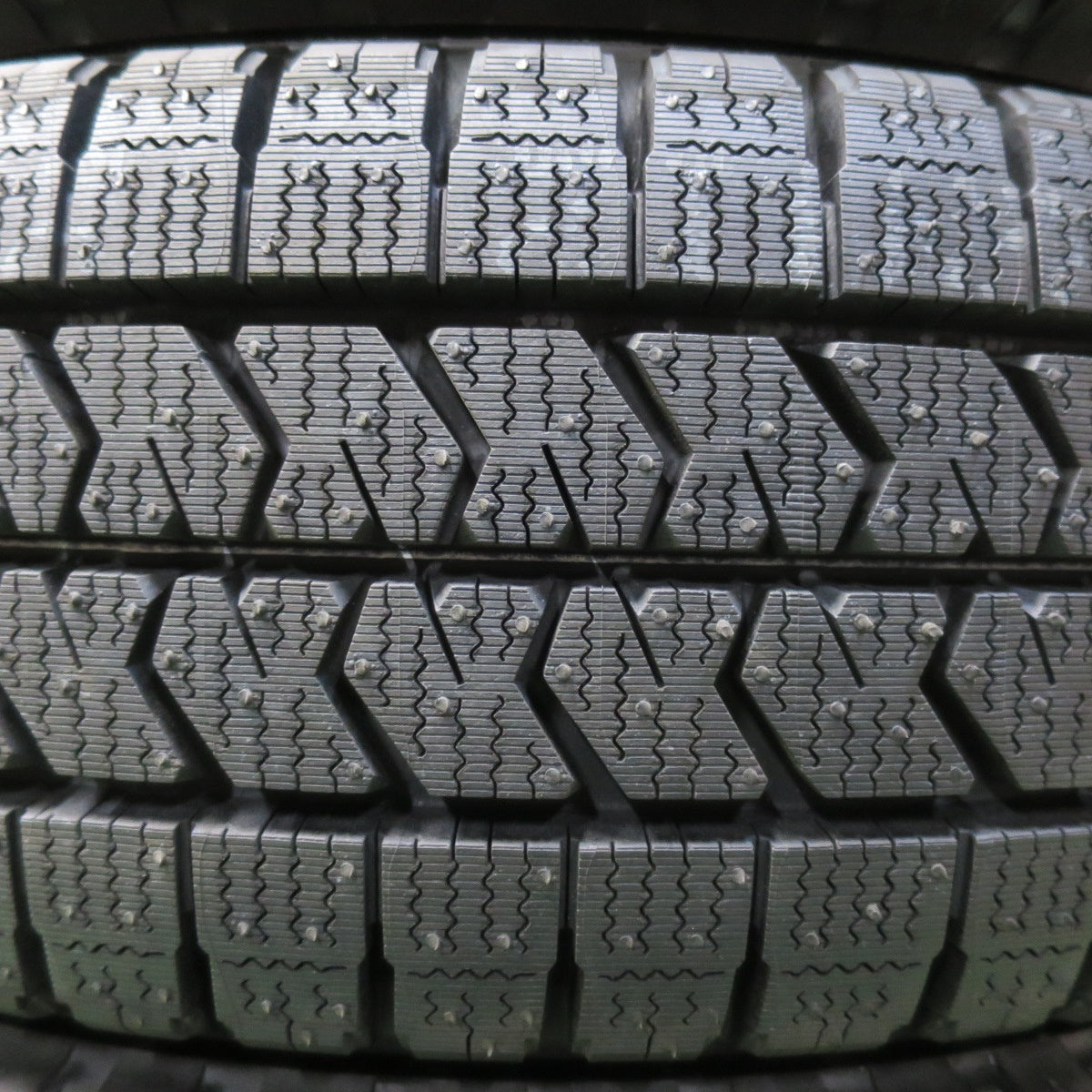 [送料無料] 未使用！24年★トラック タイヤ 205/70R16 111/109N スタッドレス ブリヂストン ブリザック W989 16インチ★5022804イスタ