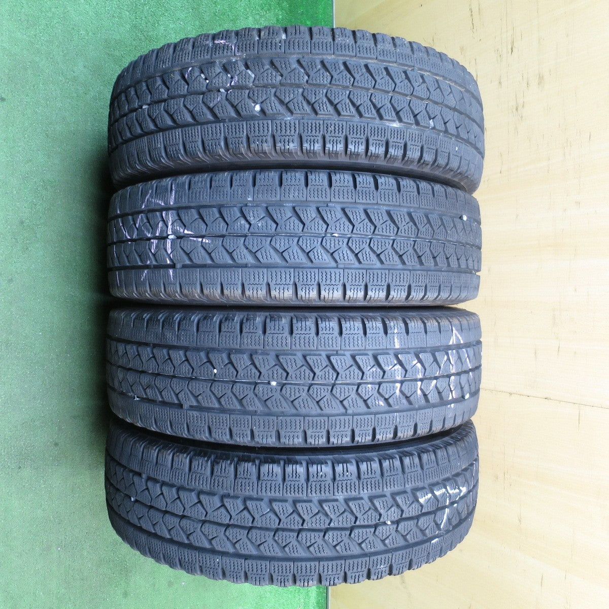 バリ溝！22年！9.5分★トラック タイヤ 225/70R16 117/115L スタッドレス ブリヂストン ブリザック W979 16インチ エルフ キャンター 等★5061801NJスタ