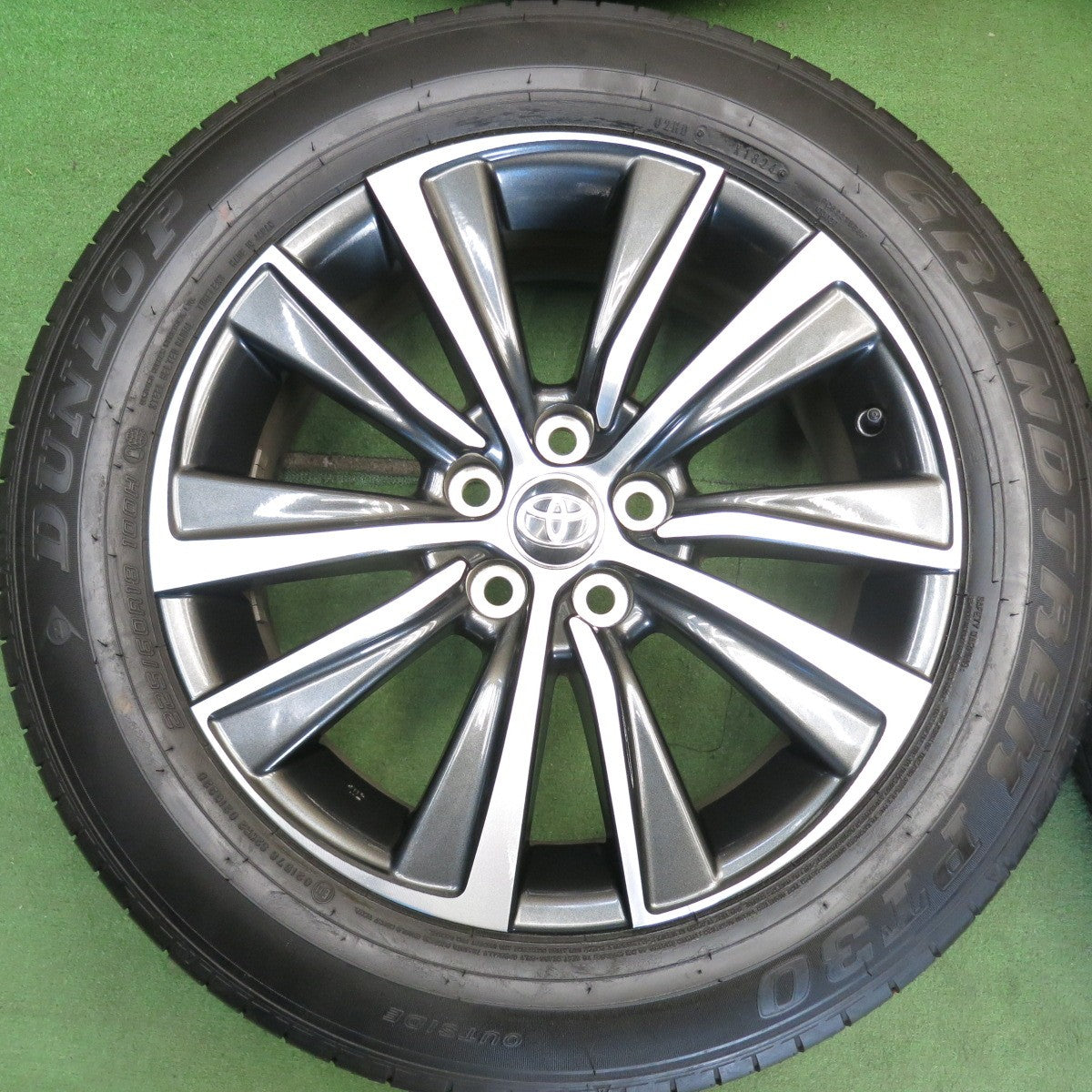 バリ溝！24年！キレイ！9分★トヨタ 80系 ハリアー Gグレード 純正 225/60R18 ダンロップ グラントレック PT30 18インチ PCD114.3/5H★6051409HAノ