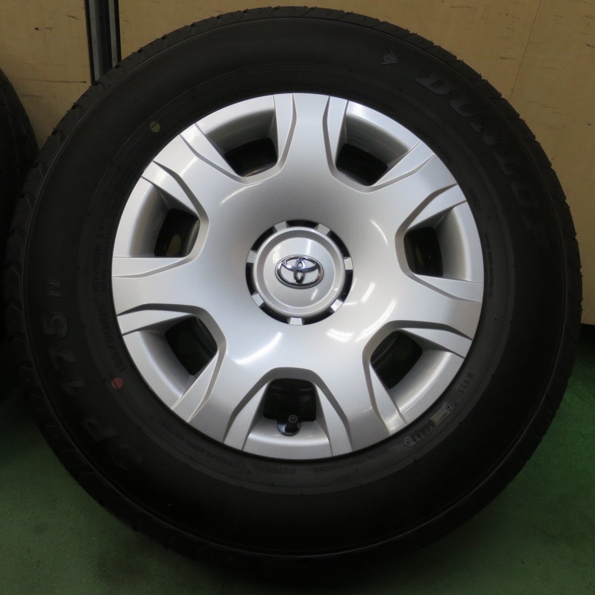 新車外し！23年★トヨタ 200系 ハイエース 純正 スチール 195/80R15 107/105N ダンロップ SP175N 15インチ PCD139.7/6H★6032607イノ