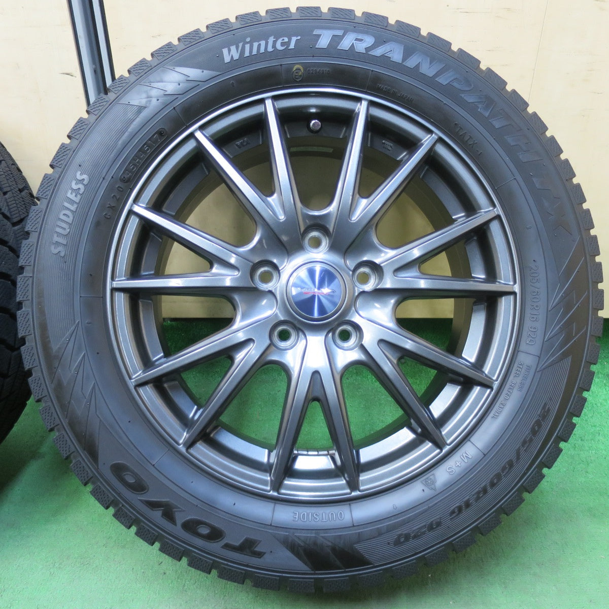 [送料無料] バリ溝！キレイ！9.5分★スタッドレス 205/60R16 トーヨー ウインター トランパス TX VELVA SPORT ヴェルヴァ 16インチ PCD114.3/5H★5033101イス