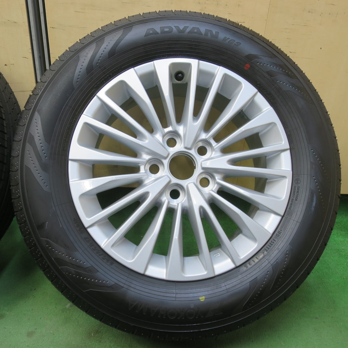 新車外し！25年★トヨタ 40系 アルファード ヴェルファイア 純正 225/65R17 ヨコハマ アドバン V03 17インチ PCD120/5H★6022508イノ