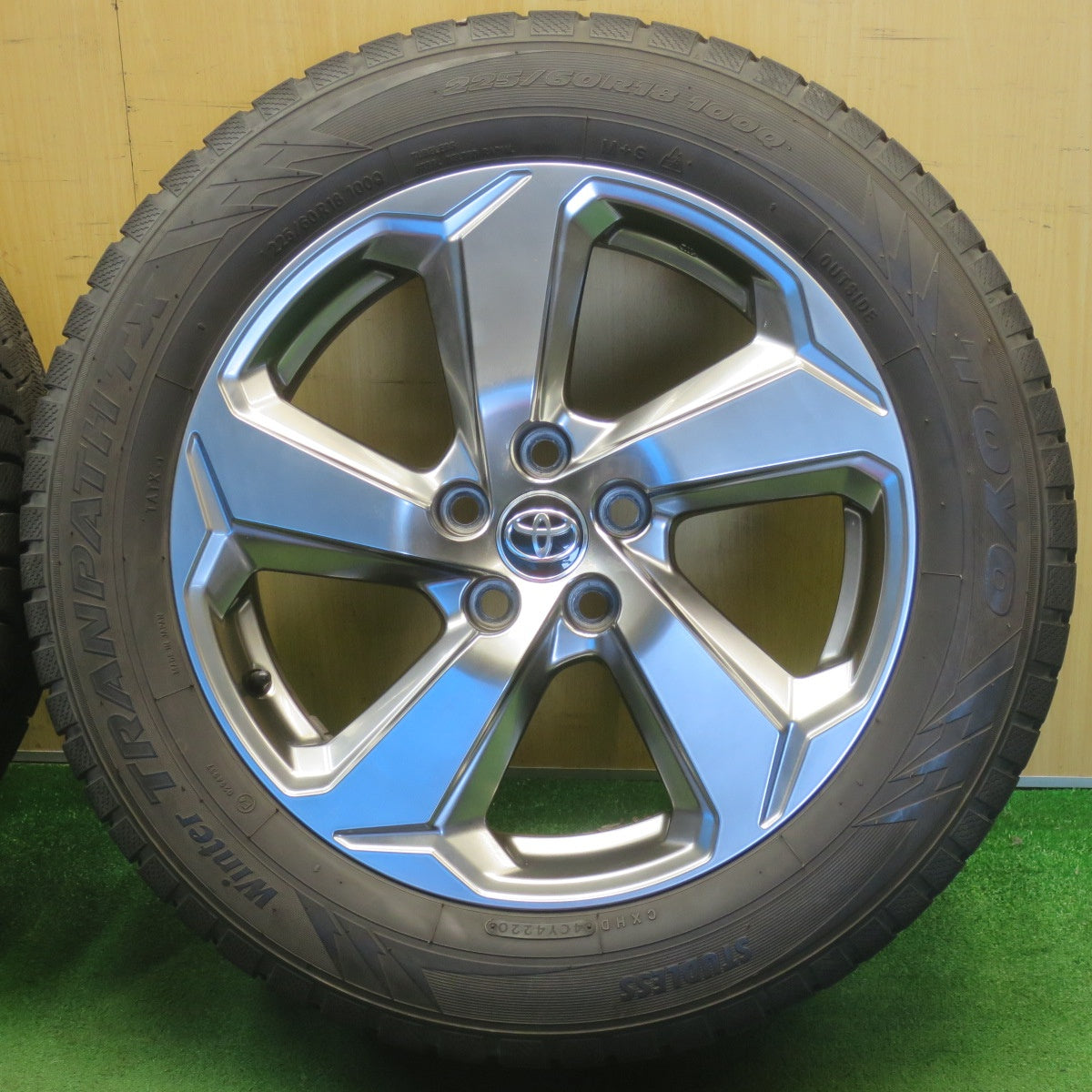 バリ溝！キレイ！9.5分★トヨタ RAV4 Gグレード 純正 225/60R18 スタッドレス トーヨー ウインター トランパス TX 18インチ PCD114.3/5H★6051003NJス