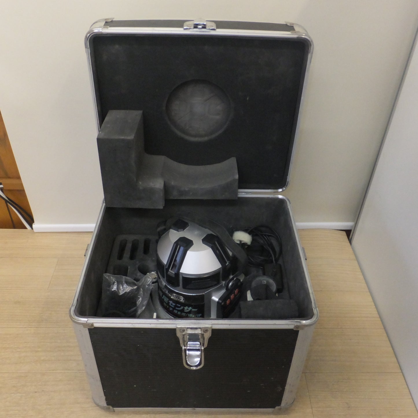 [送料無料] ★タジマ Tajima レーザーライン墨出し器 追尾センサー 矩十字・横全周 10m IP TSL-T4Y3J10IP★
