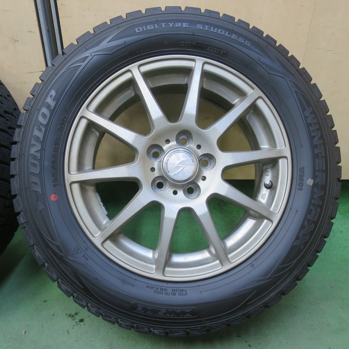 バリ溝！ほぼ10分◎プリウス 等 195/65R15 スタッドレス ダンロップ ウインターマックス WM01 STRANGER ストレンジャー 15インチ PCD100/5H◎6072602イス