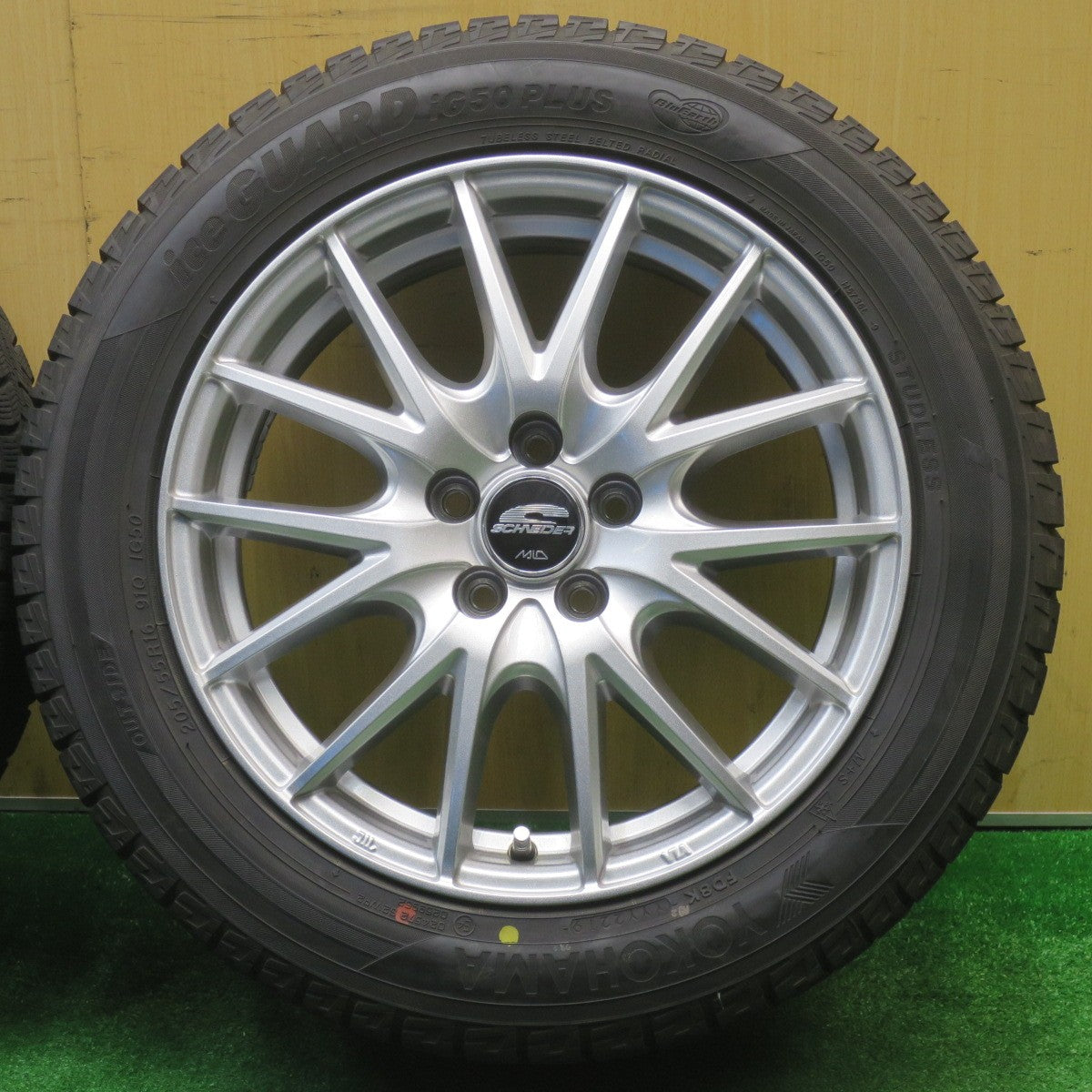 バリ溝！キレイ！9.5分★BRZ 86 等 205/55R16 スタッドレス ヨコハマ アイスガード iG50 プラス SCHNEIDER シュナイダー 16インチ PCD100/5H★5111309NJス