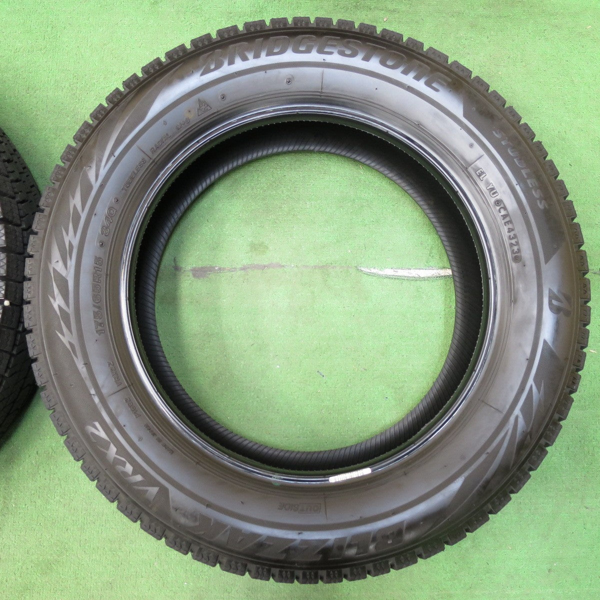 [送料無料] バリ溝！23年！ほぼ10分★スタッドレス 175/65R15 ブリヂストン ブリザック VRX2 タイヤ 15インチ フィット アクア スイフト キューブ等★4112303イスタ