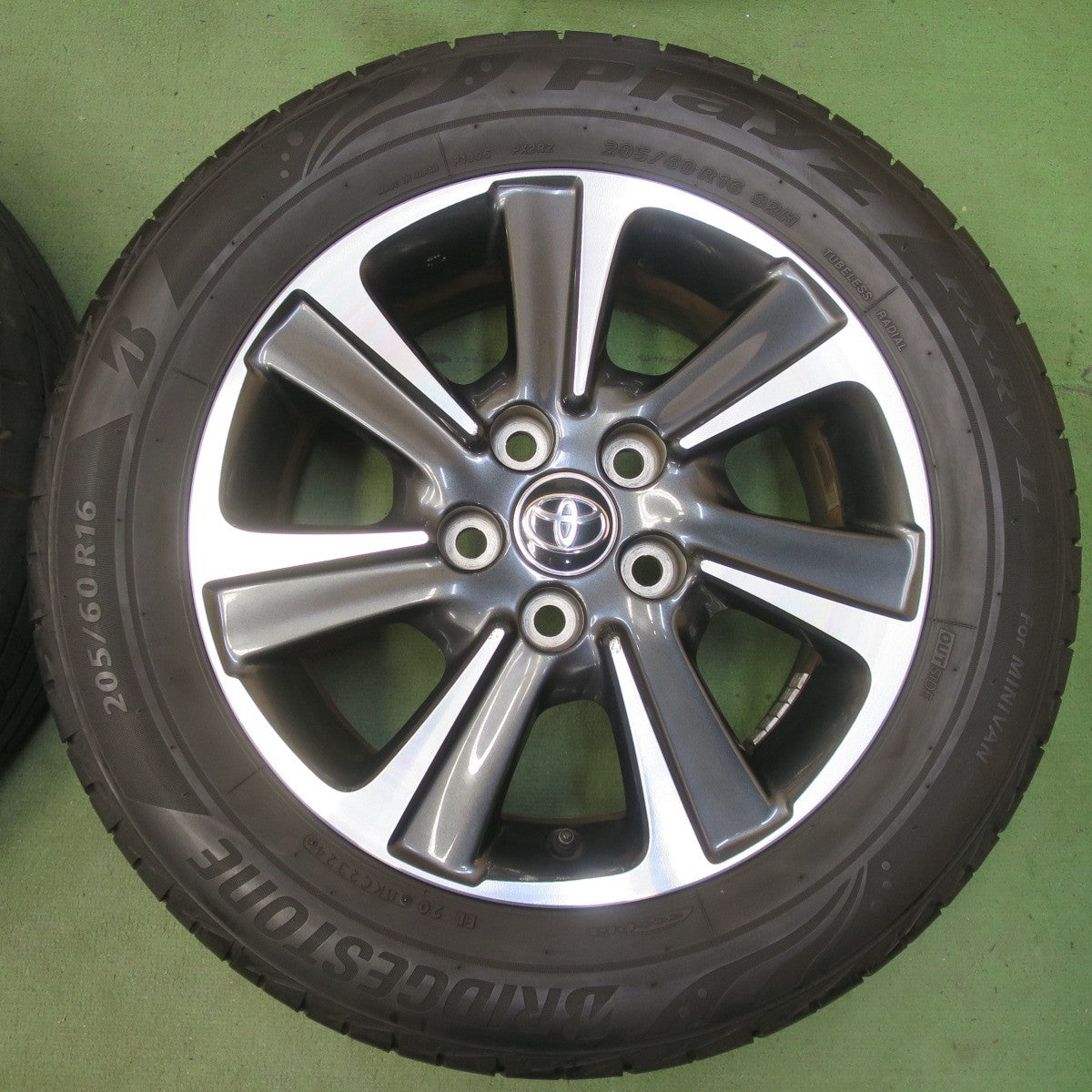 バリ溝！24年！キレイ！9.5分◎トヨタ 80系 ノア ヴォクシー 純正 205/60R16 ブリヂストン プレイズ PX-RV2 16インチ PCD114.3/5H◎6063004イノ