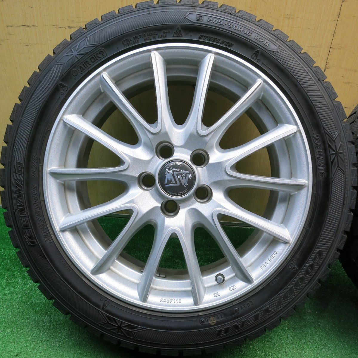 バリ溝！キレイ！9.5分★アウディ ワーゲン 等 O・Z MSW 86 205/50R16 スタッドレス グッドイヤー アイスナビ6 OZ 16インチ PCD100/5H★5120602HAス