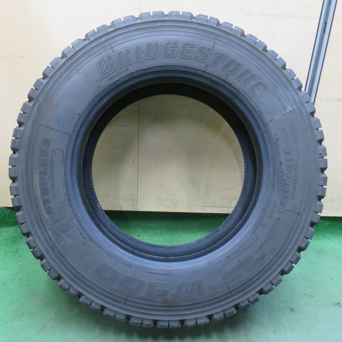 未使用！1本★トラック タイヤ 245/70R19.5 136/134J スタッドレス ブリヂストン W900 19.5インチ★6072911イスタ