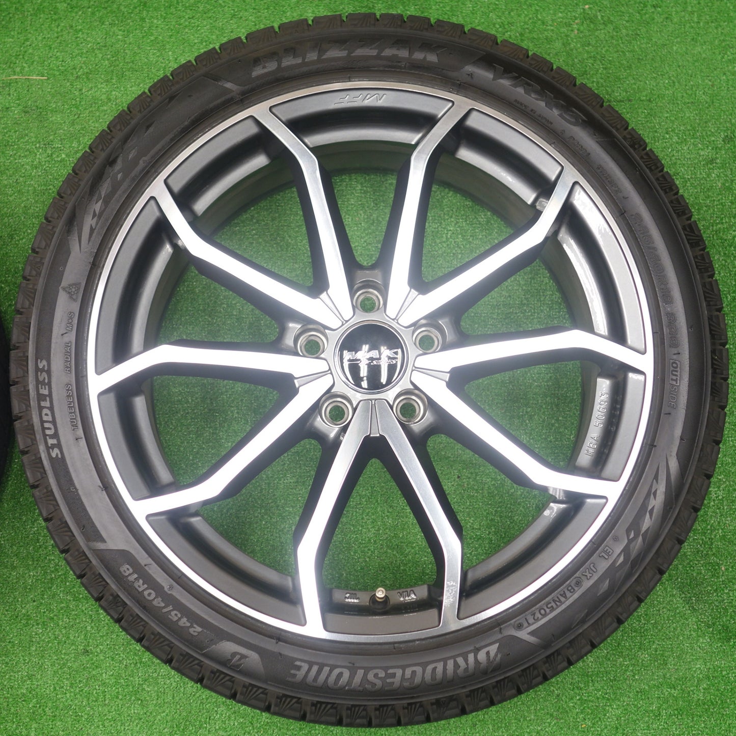 バリ溝！キレイ！9.5分★アウディ 等 MAK LOWE FF MFF 245/40R18 スタッドレス ブリヂストン ブリザック VRX3 レーベ レーヴェ 18インチ PCD112/5H★5122507KTス