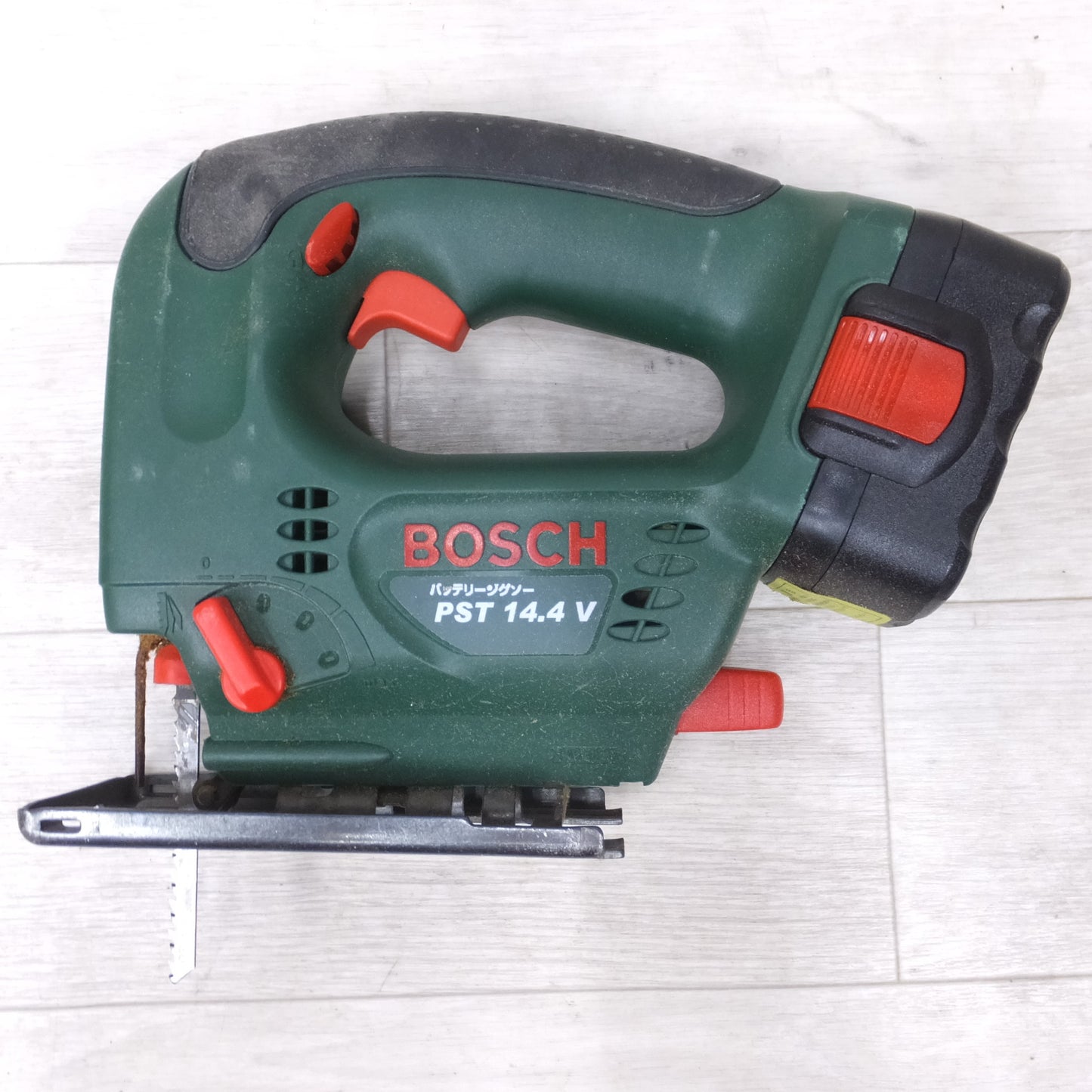 [送料無料] ◆ボッシュ BOSCH バッテリー ジグソー PST 14.4V ケース 充電器 付き 切断機 電気 のこぎり 木工 電動 工具◆