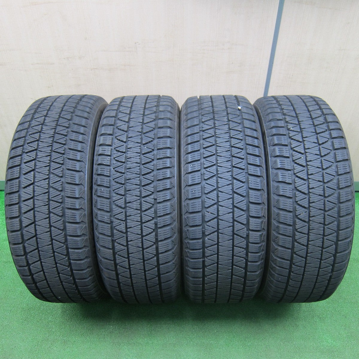 [送料無料] バリ溝！22年！キレイ！8.5分★ボルボ 等 IRVINE 235/55R18 スタッドレス ブリヂストン ブリザック DM-V3 アーヴィン 18インチ PCD108/5H★4121412TNス