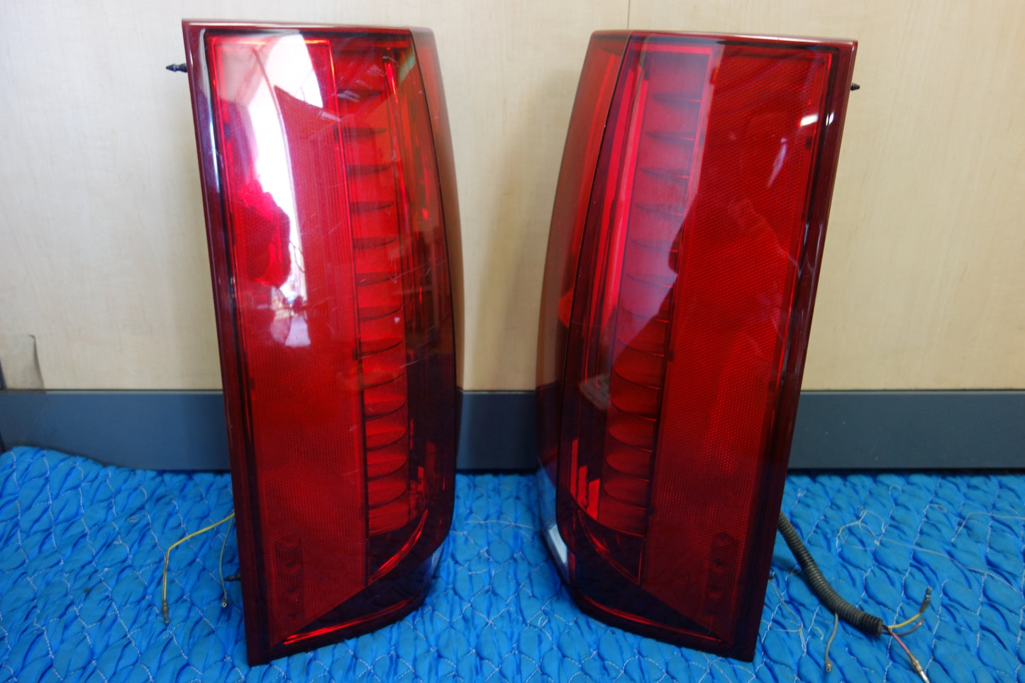 [送料無料] 左右セット☆キャディラック エスカレード 純正 LED テール ライト ランプ カー パーツ 現状品☆