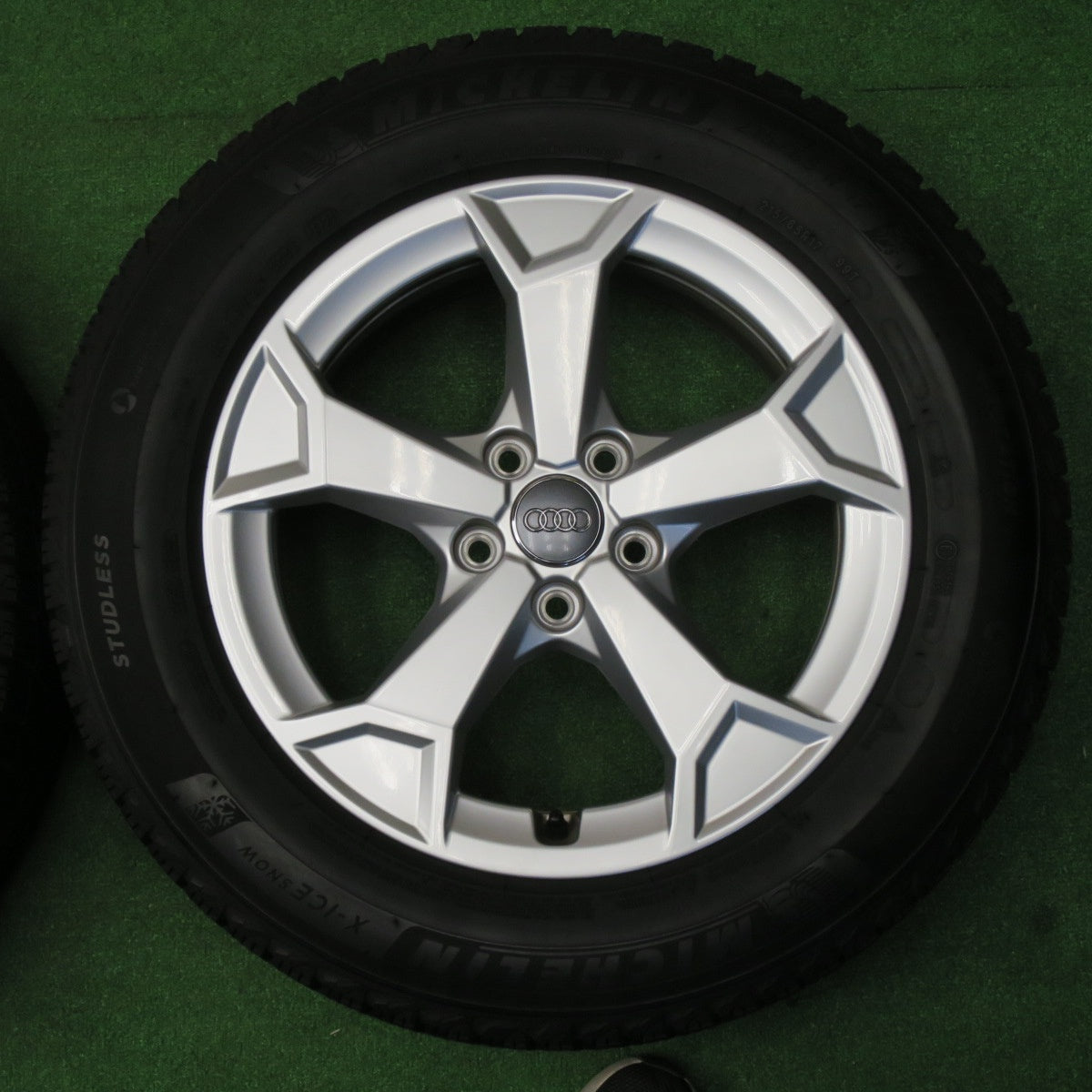 バリ溝！キレイ！8.5分★アウディ Q3 F3 純正 215/65R17 スタッドレス ミシュラン X-ICE SNOW 17インチ PCD112/5H★6040307NKス
