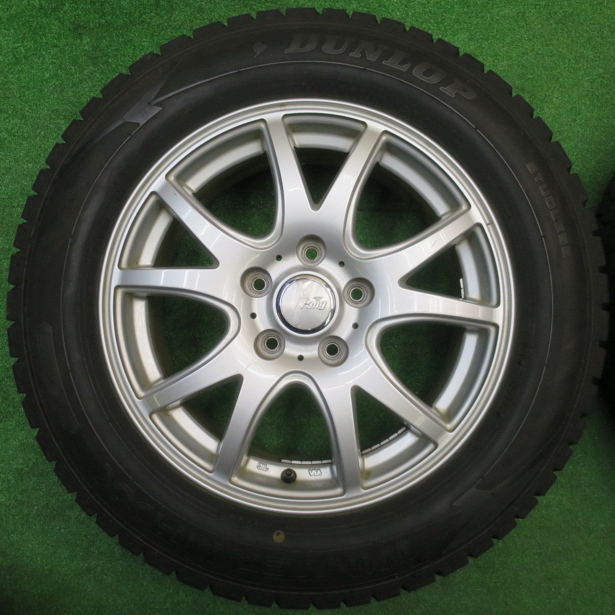 バリ溝！21年！9.5分★スタッドレス 215/60R16 ダンロップ ウインターマックス WM02 Fang ファング 16インチ PCD114.3/5H★5102807NJス