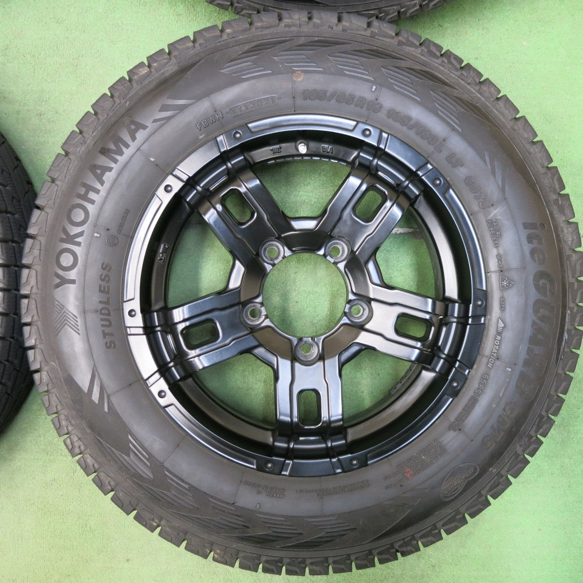 [送料無料] バリ溝！21年！キレイ！9.5分★ジムニー 等 185/85R16 105/103L スタッドレス ヨコハマ アイスガード G075 社外 アルミ 16インチ PCD139.7/5H★5010809SYス