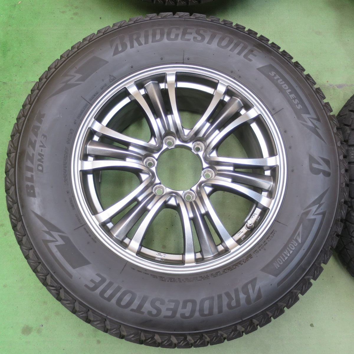 バリ溝！23年！キレイ！9.5分★スタッドレス 265/65R17 ブリヂストン ブリザック DM-V3 BAZALT X TYPE2 バザルト タイプ2 17インチ PCD139.7/6H★6040708イス