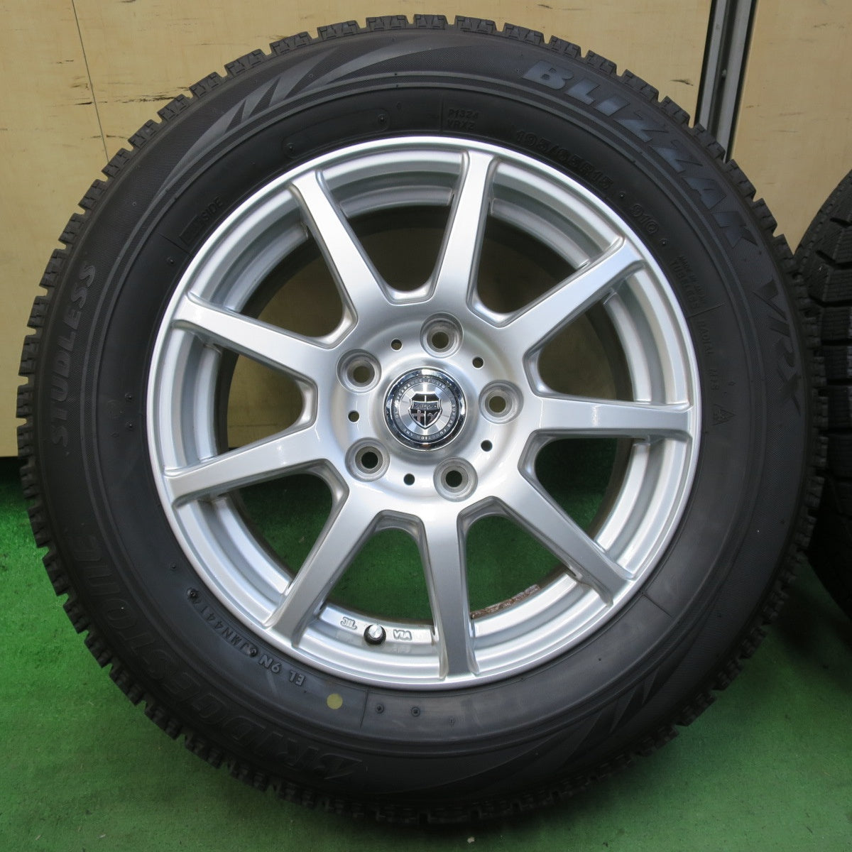 バリ溝！キレイ！ほぼ10分★スタッドレス 195/65R15 ブリヂストン ブリザック VRX VOLGA ヴォルガ 15インチ PCD114.3/5H★5062902イス