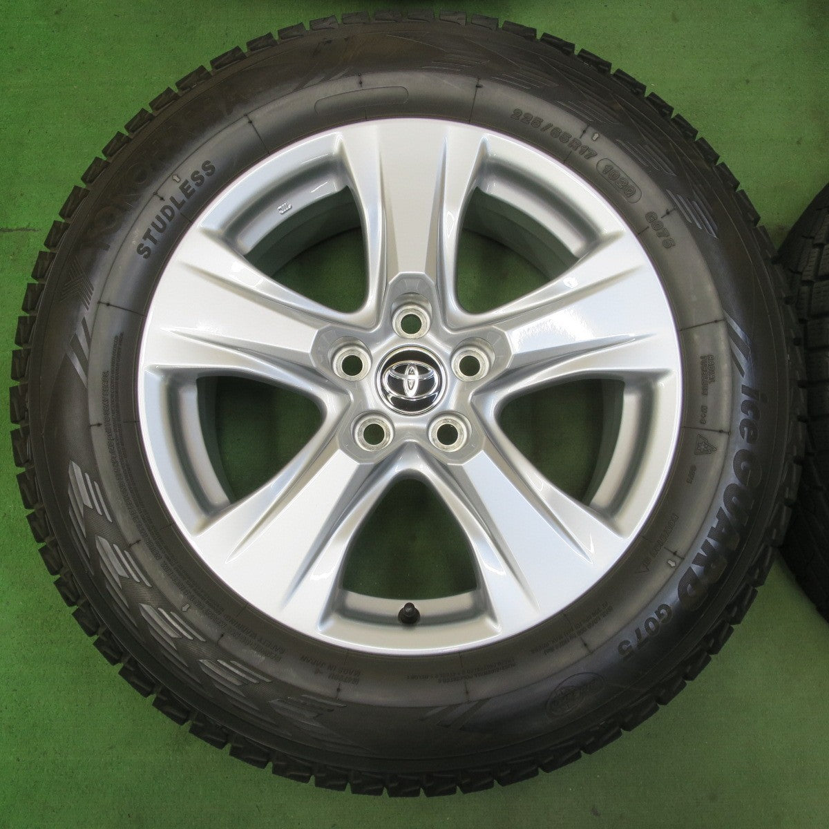 バリ溝！キレイ！9分★トヨタ 50系 RAV4 純正 225/65R17 スタッドレス ヨコハマ アイスガード G075 17インチ PCD114.3/5H★5080801イス