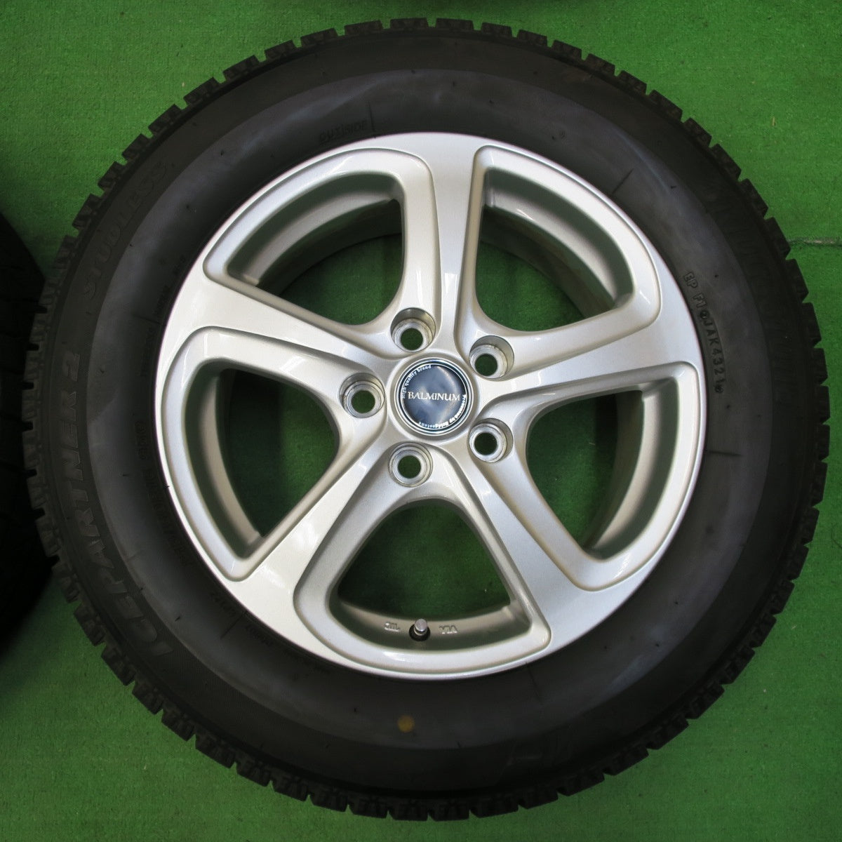 *送料無料* バリ溝！21年！キレイ！9.5分以上★スタッドレス 215/60R16 ブリヂストン アイスパートナー2 BALMINUM バルミナ 16インチ PCD114.3/5H★4061102イス