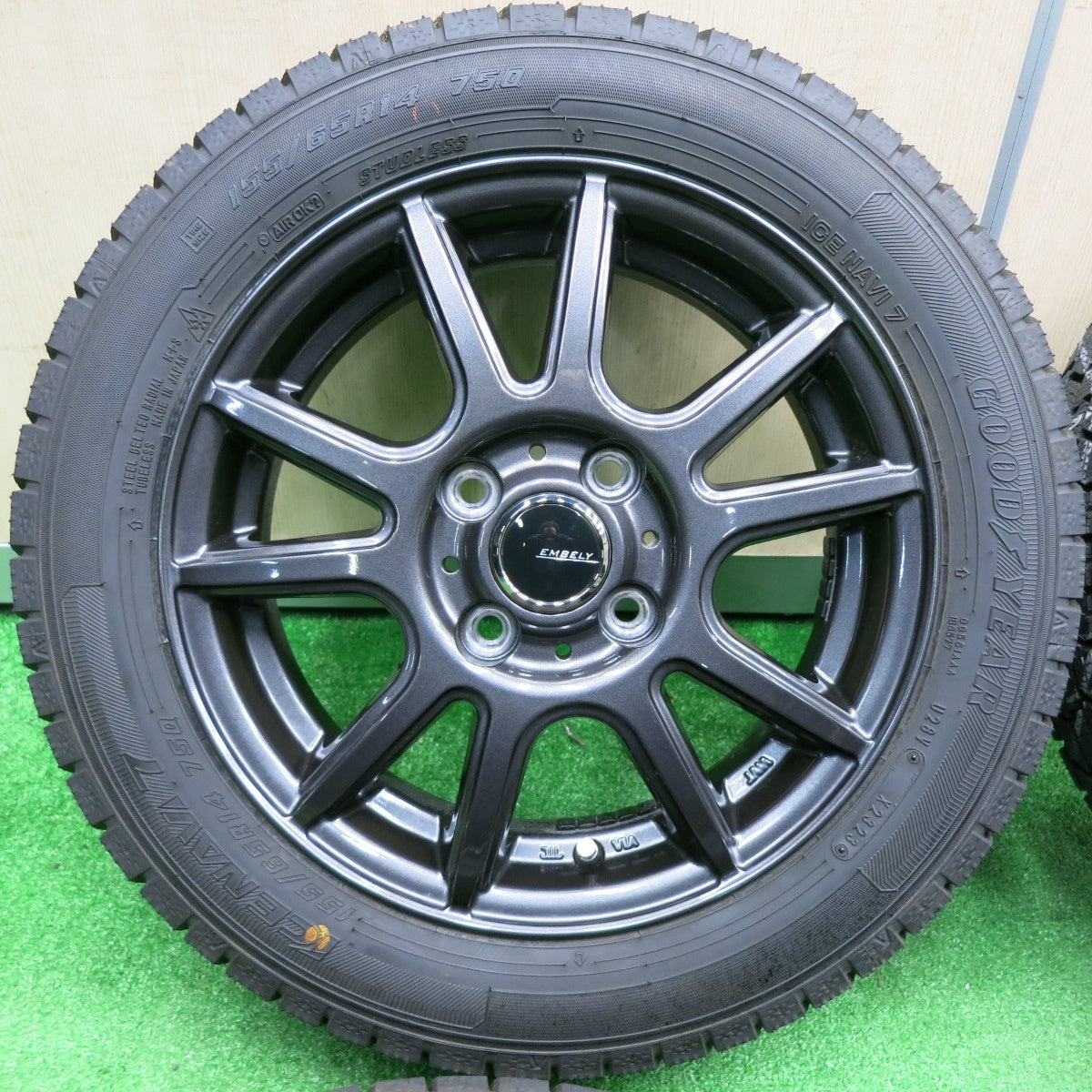 [送料無料] バリ溝！23年！キレイ！ほぼ10分★スタッドレス 155/65R14 グッドイヤー アイスナビ7 EMBELY 14インチ PCD100/4H★4120808TNス