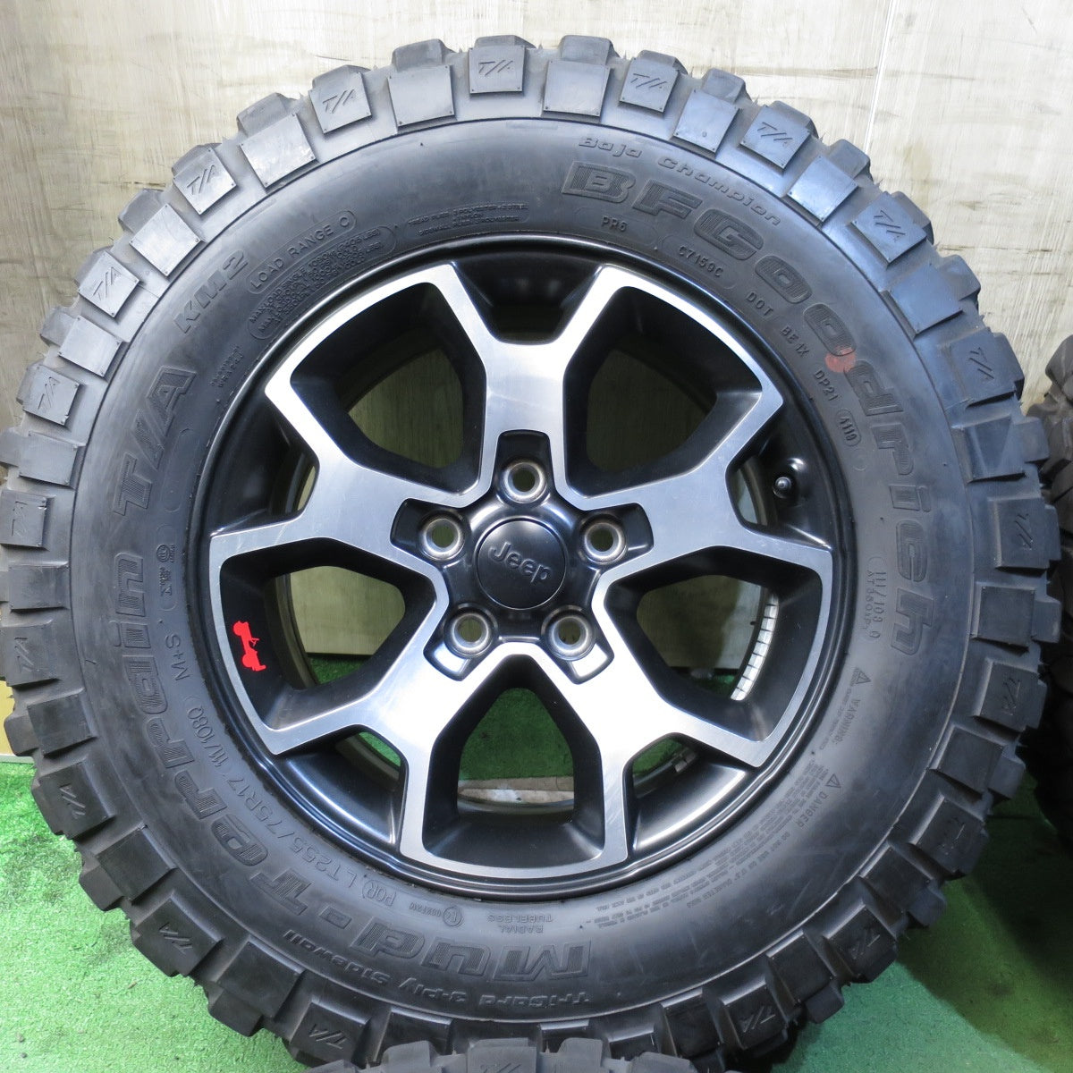 *送料無料* キレイ★ジープ ラングラーアンリミテッド ルビコン 純正 255/75R17 BFグッドリッチ Mud-Terrain T/A KM2 PCD127/5H★4031902クノ