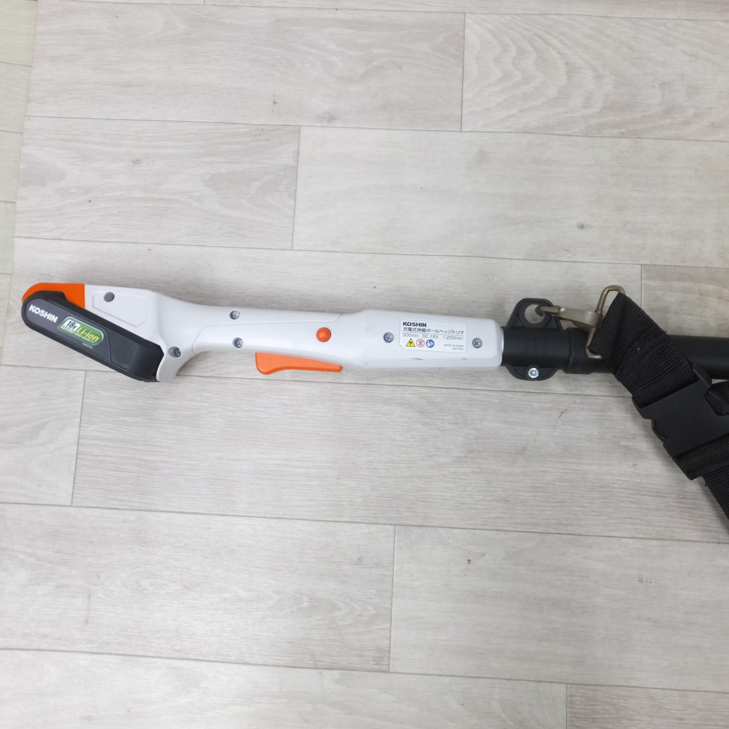 [送料無料] ◆工進 KOSHIN 充電式 伸縮 ポール ヘッジ トリマ 300mm DC 18V SPH-1820K バッテリー 充電器 ストラップ付き 電動 工具◆